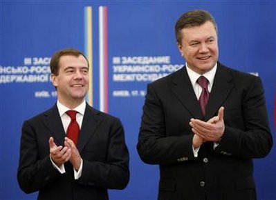 Tổng thống Ukraine Viktor Yanukovich (phải) và người đồng cấp Nga Dmitry Medvedev tại Kiev hôm 17/5.
